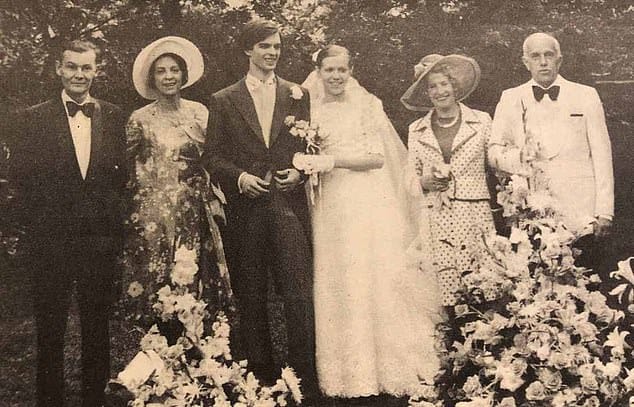 Brigitte Macron (au centre) lors de son mariage avec André-Louis Auzière, le père de Tiphaine, en juin 1974. Celui-ci est décédé en décembre de l'année dernière à l'âge de 68 ans.
