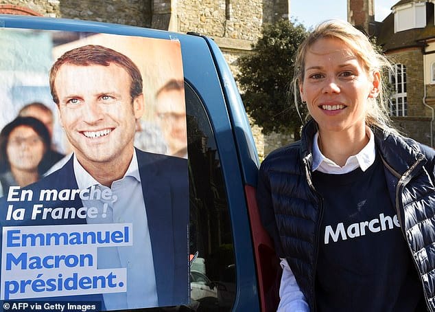 Militante locale du parti La République en Marche du président Macron, Auzière a tenu à souligner qu'elle ne serait jamais gênée par les règles de l'Élysée, déclarant dans une interview : "J'agis et je [les] informe après."