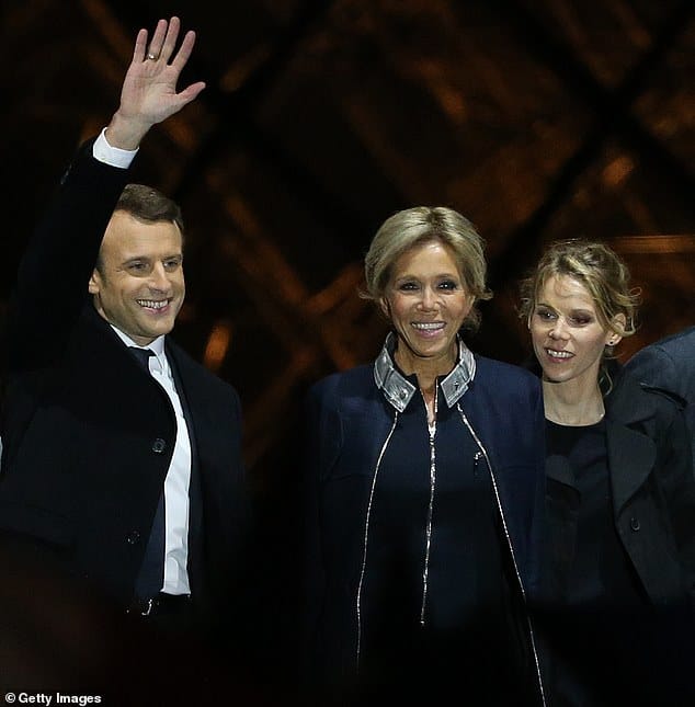 Auzière (à droite) n'avait que dix ans lorsque sa mère, Brigitte Macron (au centre), a rencontré Emmanuel Macron (à gauche). Le futur président français, vu ici après son élection en 2017, avait alors 17 ans.