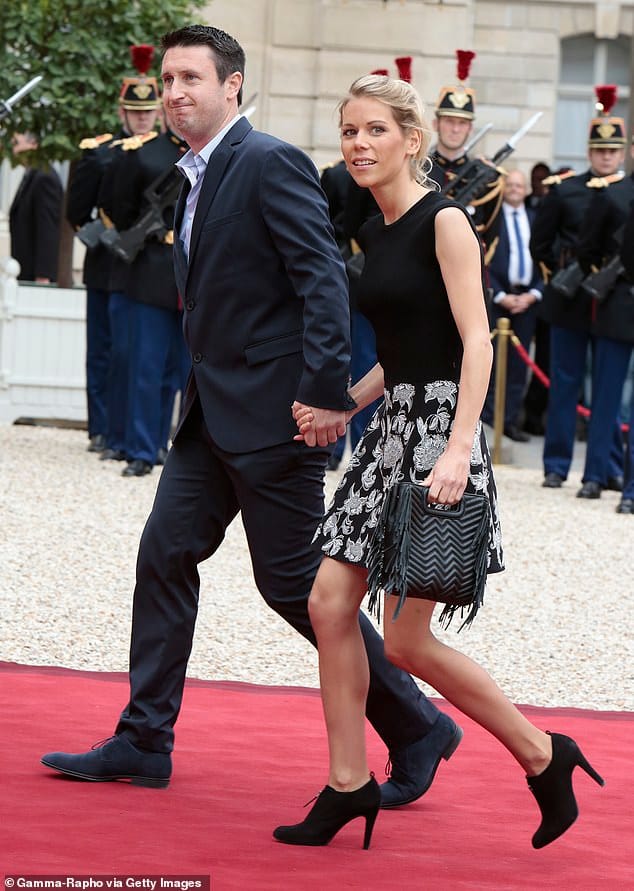 La mère de deux enfants, vue ici assistant à la cérémonie de passation de pouvoir à l'Élysée après la victoire électorale d'Emmanuel Macron en 2017, vit dans la ville portuaire de Calais avec son mari (photo) et ses enfants.