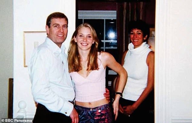 Giuffre aurait été recrutée pour devenir l'esclave sexuelle d'Epstein en 1999 et a été au centre d'une grande partie du scandale d'Epstein depuis qu'il a été révélé pour la première fois, notamment pour ses allégations contre le prince Andrew, qui a nié tout acte répréhensible.