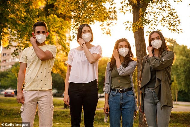 Une étude publiée en avril a révélé que plusieurs masques jetables contiennent plus de huit fois la limite recommandée par les États-Unis en composés organiques volatils toxiques (COVT).