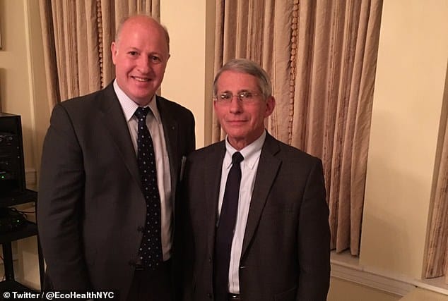 Le Dr Peter Daszak (photo de gauche aux côtés du Dr Anthony Fauci) est derrière EcoHealth Alliance au centre des inquiétudes sur les origines de Covid