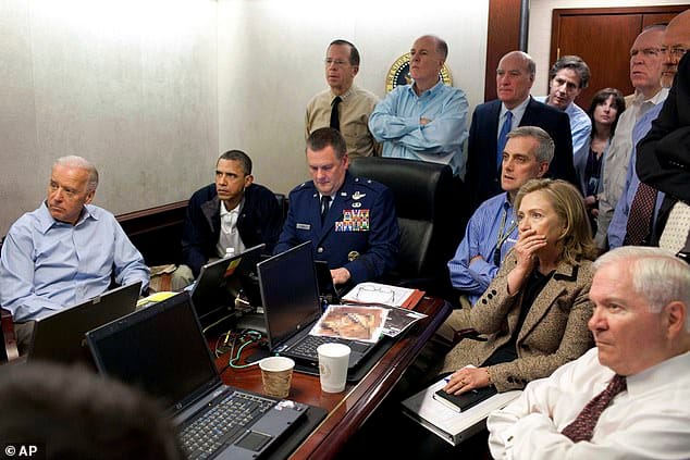 Obama et son cabinet ont assisté à l'assassinat d'Oussama Ben Laden en 2011. Shy a coordonné la stratégie du gouvernement américain pour lutter contre les terroristes d'Al-Qaïda et des talibans.