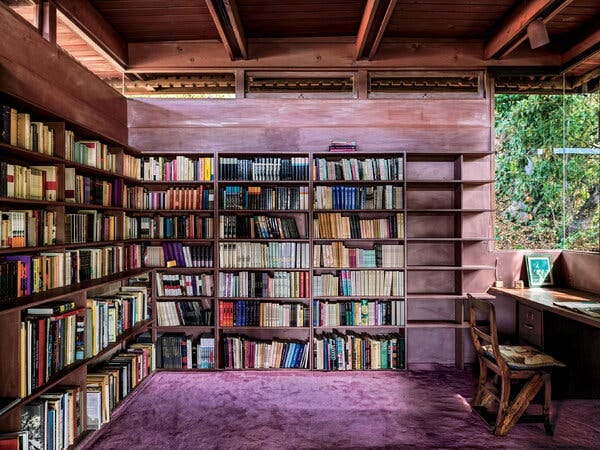 La bibliothèque contient les premières éditions de l'œuvre de Nin.
