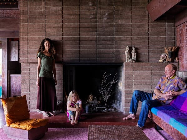 Tree, Rhiannon et Devon Wright dans le salon.