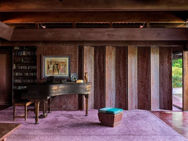 Dans le salon, un piano Steinway transmis par Lloyd Wright côtoie un collage de Varda. Une porte accordéon ferme la chambre.