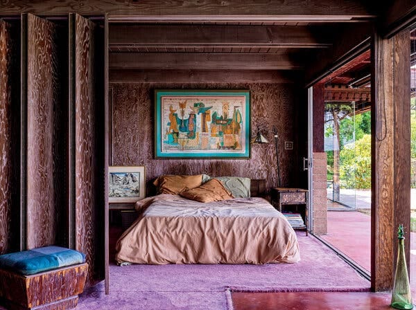 Un autre tableau de Varda est accroché dans la chambre, qui est séparée du salon par une cloison pliante. Les doubles portes coulissantes en verre s'ouvrent sur la cour et la piscine.