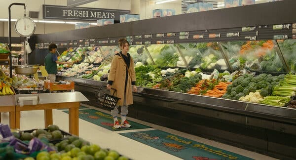 En «Frais,” une femme tombe sous le charme d'un homme qu'elle rencontre dans une épicerie, dont elle découvre plus tard qu'il est impliqué dans un commerce clandestin de chair humaine.