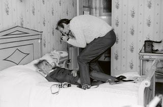 Lors d'une sance photo avec Sean Connery pour Terry O'Neill avant le tournage de Shalako d'Edward Dmytry.
