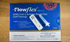 Un kit d’autotest Flowflex COVID-19 Lateral Flow (LFT), contenant un test rapide de l’antigène du SRAS-CoV-2, disposé pour un