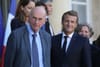 Le président Emmanuel Macron et le neuropsychiatre, Boris Cyrulnik devant l'Elysée pour la mission