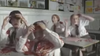 Une prof d’école fait exploser littéralement ses élèves dans un court-métrage satirique délirant