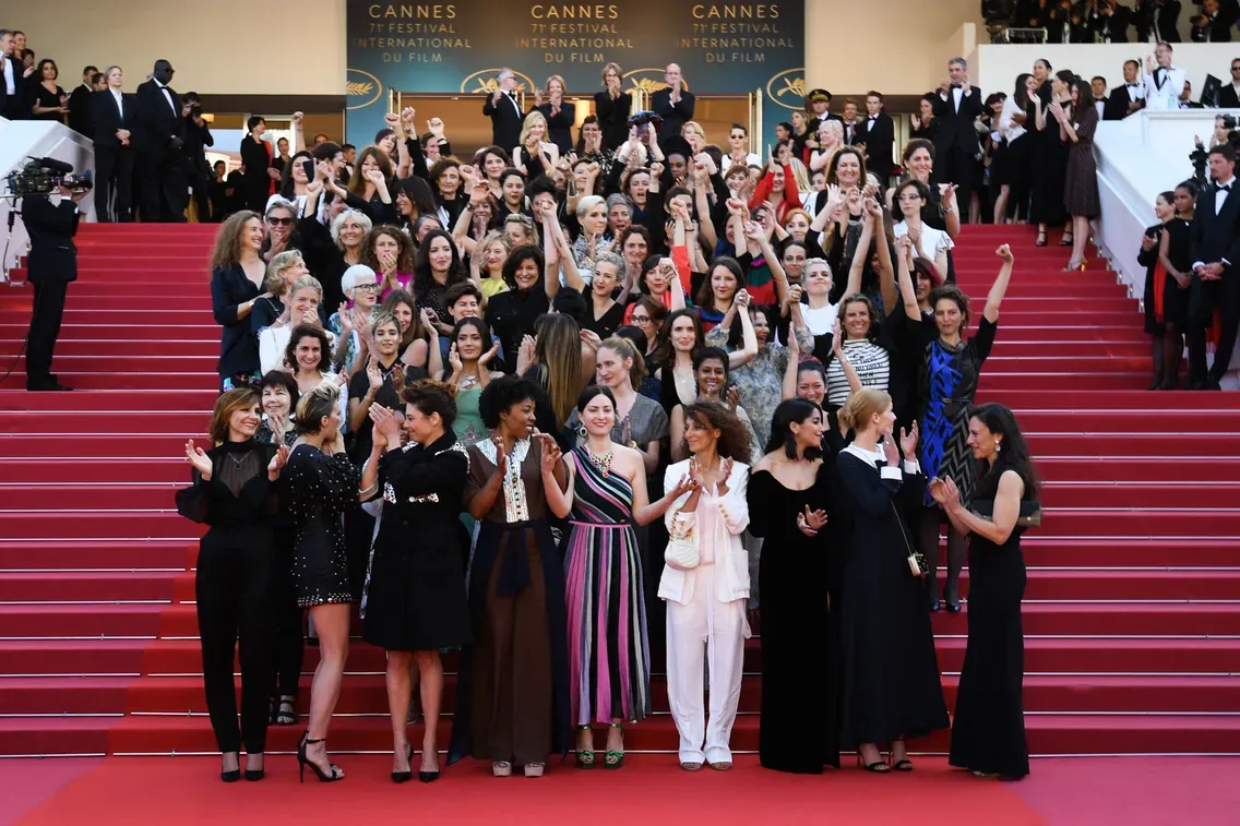 Le collectif 50/50, ici sur les marches de Cannes en 2018, œuvre pour l'égalité femmes-hommes dans le milieu du cinéma. © AFP