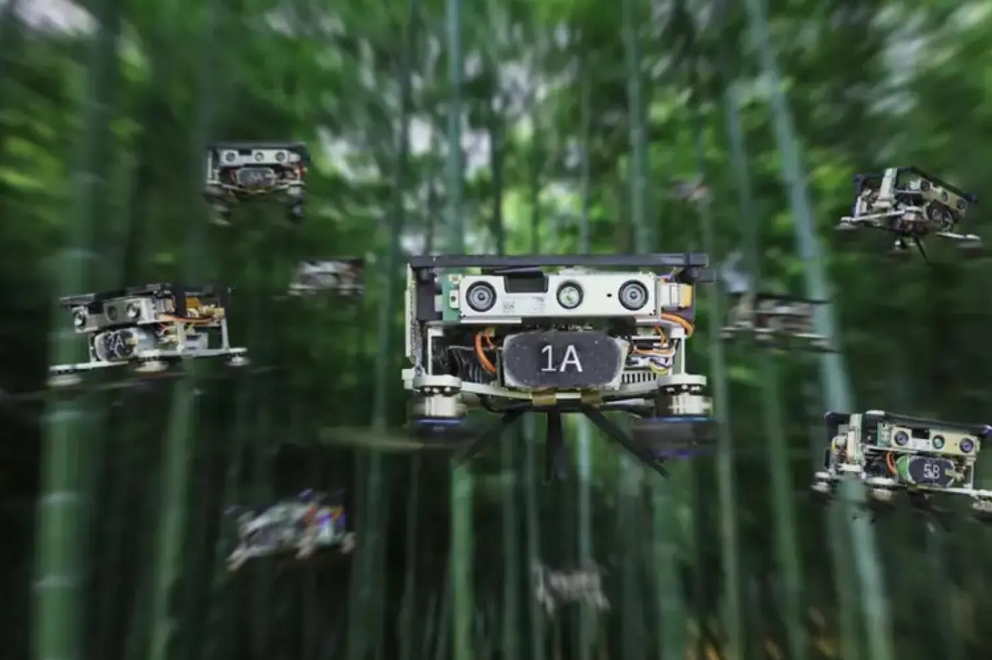 Des essaims de drones autonomes testés avec succès en pleine nature