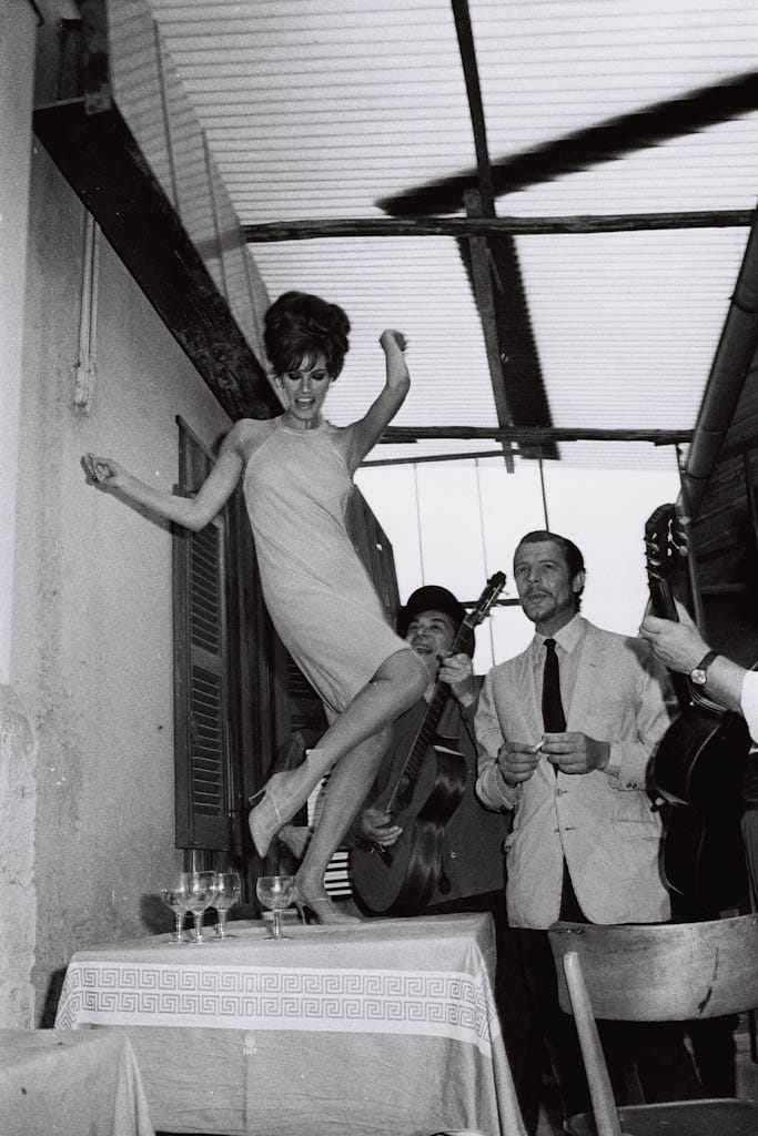 7._Estorick_La_Dolce_Vita_-_Welch_and_Mastroianni-11
