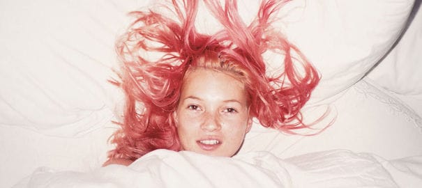 kate-moss-avec-les-cheveux-roses-photographiee-par-juergen-teller-a-londres-en-1998_4524984