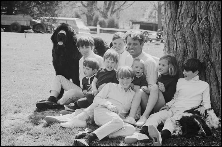 USA. McLean, Virginia. 1968. Robert KENNEDY with 9 of his children at their Hickory Hill home. It is his last weekend with his family before going on the campaign trail. Contact email: New York : photography@magnumphotos.com Paris : magnum@magnumphotos.fr London : magnum@magnumphotos.co.uk Tokyo : tokyo@magnumphotos.co.jp Contact phones: New York : +1 212 929 6000 Paris: + 33 1 53 42 50 00 London: + 44 20 7490 1771 Tokyo: + 81 3 3219 0771 Image URL: http://www.magnumphotos.com/Archive/C.aspx?VP3=ViewBox_VPage&IID=2S5RYDZGDFQC&CT=Image&IT=ZoomImage01_VForm