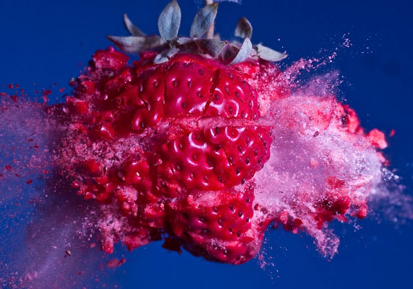 un-photographe-capture-le-moment-exact-dun-impact-et-sublime-lexplosion-des-objets8