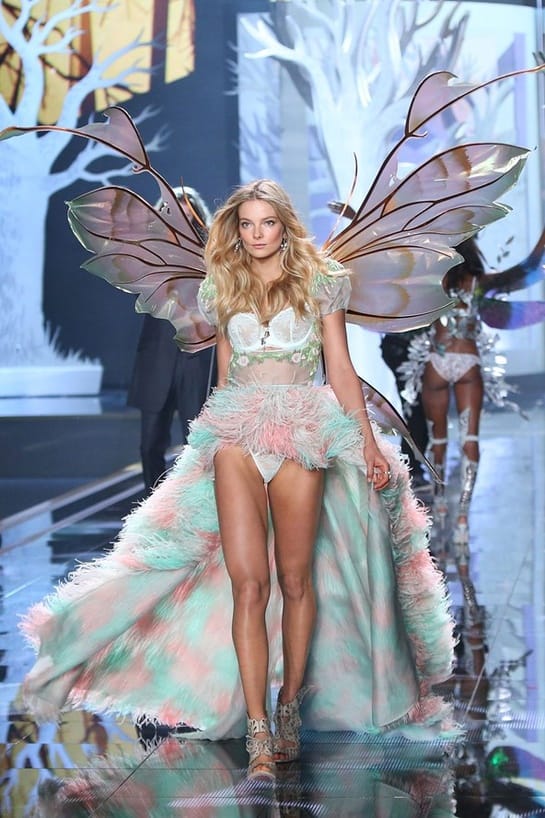 vs_catwalk_25_2dec14_pa_b_592x888_443894799_north_545x
