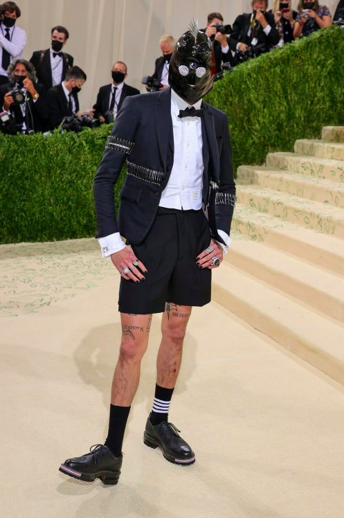 Le mannequin, acteur et skateur Evan Mock n'a pas eu le choix que de se présenter comme esclave sexuel. Une longue tristesse abyssale vous submerge en regardant cette image plus d'une seconde.