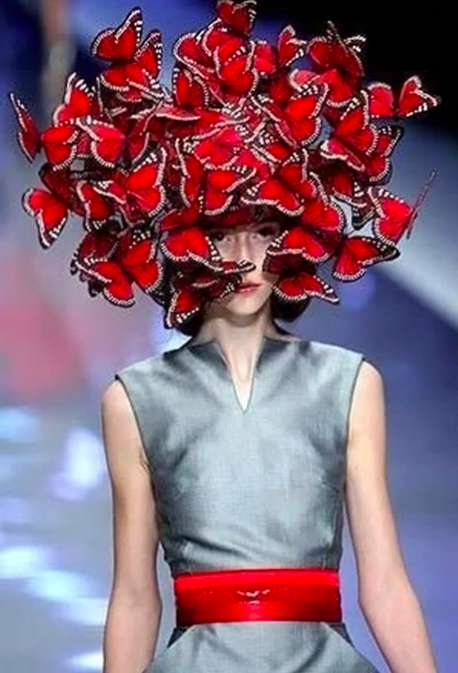 Cette création d’Alexander McQueen (le designer occulte préféré de l’élite) est 100% en lien avec le contrôle mental de type “Monarch”