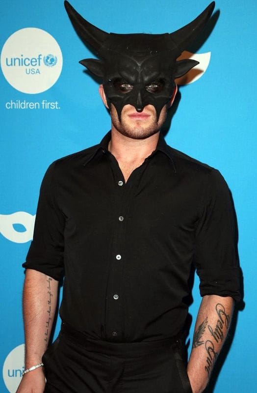 Le couturier August Getty est venu à la fête en ressemblant à un super-héros satanique que j’ai surnommé Goatman. L’inscription “les enfants d’abord” derrière lui sont plutôt inquiétants