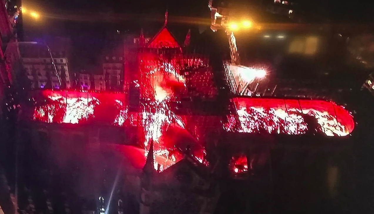  La cathedrale est la proie des flammes, comme le montre cette image capturee par un drone de la police. La cathédrale est la proie des flammes, comme le montre cette image capturée par un drone de la police. © Drone de la Police