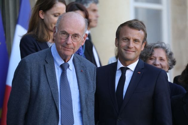 Le président Emmanuel Macron et le neuropsychiatre, Boris Cyrulnik devant l'Elysée pour la mission 