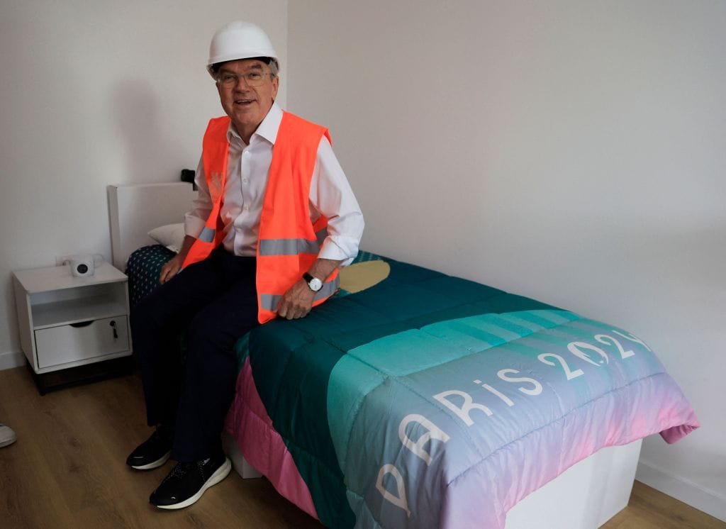 Des lits « anti-sexe » sont arrivés à Paris avant les Jeux olympiques de 2024, avec leurs matériaux et leur petite taille censés dissuader les athlètes de s'exciter pendant la compétition.